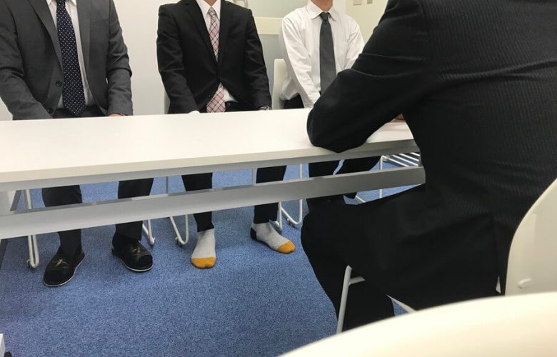 面接を受ける求職者